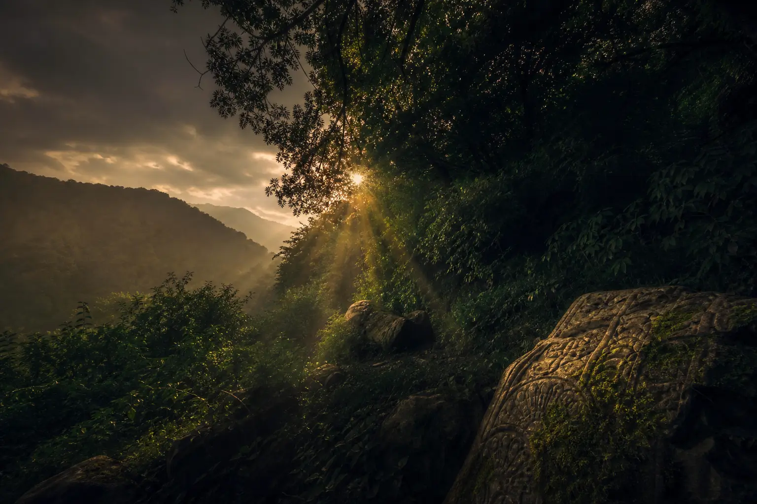 Portrait atmosphérique d'une forêt caucasienne au crépuscule avec lumière dorée et pierres anciennes